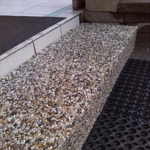 kamenný koberec na schodu 4.jpg
