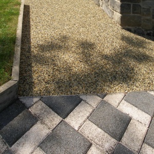 kamenný koberec na chodníku 1.JPG