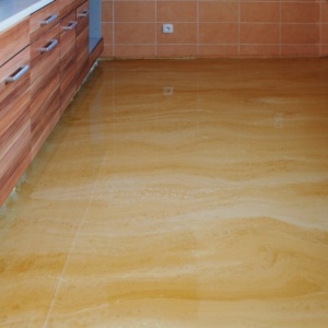 Dekorativní litá podlaha v kuchyni 4.jpg