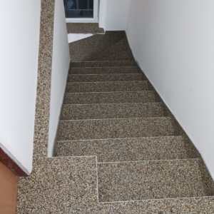 kamenný koberec na schodech 3.jpeg